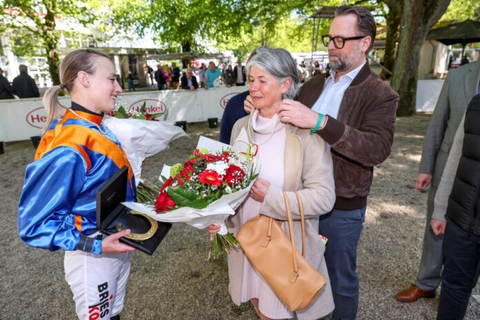 Vicky Furler bekommt neben Sibylle Vogt die zweite Perlenkette überreicht