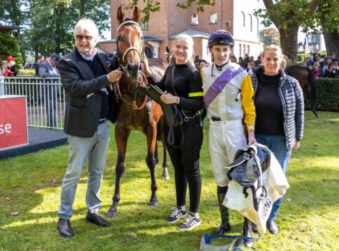 Dragon Magic für die Frühjahrs-Meile fraglich, Hannover rückt in den Fokus Helmut von Finck (li.) mit Dragon Magic nach dem Sieg in Hoppegarten