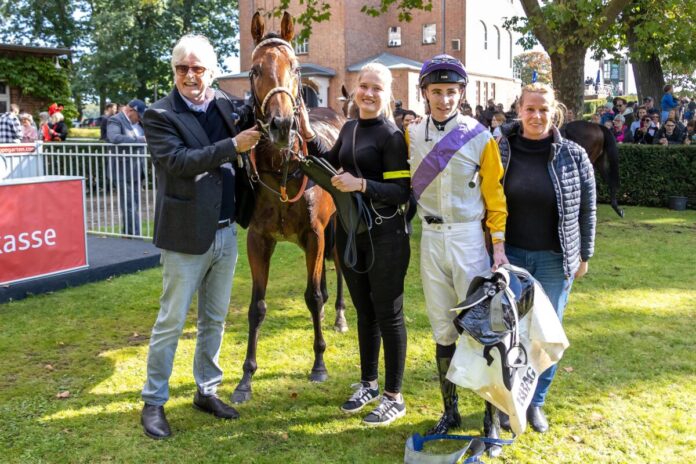 Helmut von Finck (li.) mit Dragon Magic nach dem Sieg in Hoppegarten