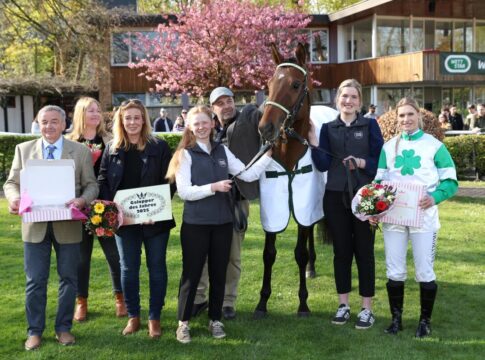 "Einfach grandios" - Hochkönig als "Galopper des Jahres" geehrt Hochkönig mit seinem Team am Ostermontag in Köln