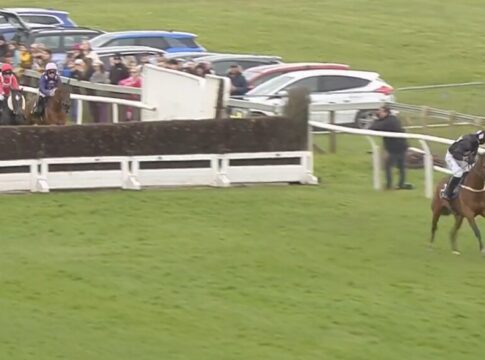 12 Tage Sperre: Jockey vergisst eine Runde und reitet Finish zu früh Screenshot Sky Sports Racing