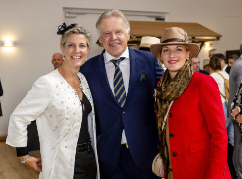 Andrea Greuner und Peter Wienen (beide IG Königsallee) mit Andrea Höngesberg (Düsseldorf Galopp)