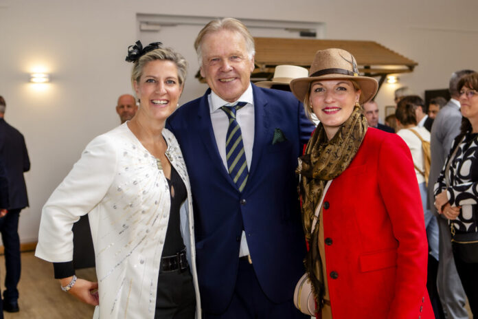 Andrea Greuner und Peter Wienen (beide IG Königsallee) mit Andrea Höngesberg (Düsseldorf Galopp)