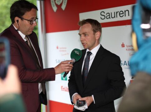Renntagsabsage aufgrund von Regen - Dr. Philipp Biermann mit Thorsten Castle