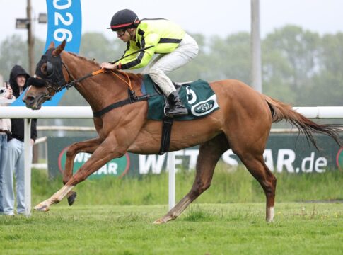 Zweimal von der Spitze - Beautiful Dawn und Thekingofmyheart voraus Beautiful Dawn siegt unter Thore Hammer-Hansen