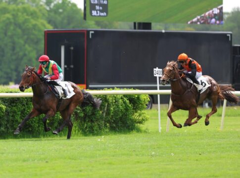 Wilddieb reißt rechtzeitig aus – Favorit eröffnet Hoppegarten-Tag Wilddieb siegt uter Leon Wolff gegen die heranfliegende Lune d'Aure