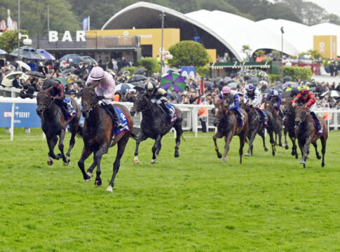 Epsom Derby-Vierter Bay of Brilliance – Team nutzt Hamburg-Wild Card Bay of Brilliance (Vierter von links, rosa Kappe) als Vierter im Epsom Derby (galoppfoto.de)
