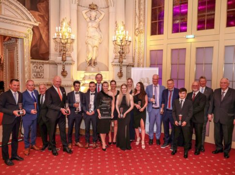 Stimmungsvolle Championatsehrung im Casino Baden-Baden Gruppenbild der Champions und Stable Staff Award Gewinner zusammen (L-R: Henk Grewe, Stefan Ullrich, Simon Stokes, Christian v. d. Recke, Hakim Tabet, Kevin Braye, Andreas Jacobs, Celina Zindler, Eva Geisler, Nina Baltromei, Lisa Krüllmann, Romy van der Meulen, Stephan Ahrens, Eckhard Sauren, Esentur Turganaaly Uulu, Jürgen Vallen, Jens Borchers und Hans Bierkämper)