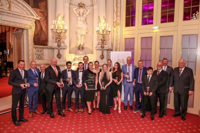 Gruppenbild der Champions und Stable Staff Award Gewinner zusammen (L-R: Henk Grewe, Stefan Ullrich, Simon Stokes, Christian v. d. Recke, Hakim Tabet, Kevin Braye, Andreas Jacobs, Celina Zindler, Eva Geisler, Nina Baltromei, Lisa Krüllmann, Romy van der Meulen, Stephan Ahrens, Eckhard Sauren, Esentur Turganaaly Uulu, Jürgen Vallen, Jens Borchers und Hans Bierkämper)