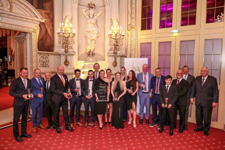 Gruppenbild der Champions und Stable Staff Award Gewinner zusammen (L-R: Henk Grewe, Stefan Ullrich, Simon Stokes, Christian v. d. Recke, Hakim Tabet, Kevin Braye, Andreas Jacobs, Celina Zindler, Eva Geisler, Nina Baltromei, Lisa Krüllmann, Romy van der Meulen, Stephan Ahrens, Eckhard Sauren, Esentur Turganaaly Uulu, Jürgen Vallen, Jens Borchers und Hans Bierkämper)