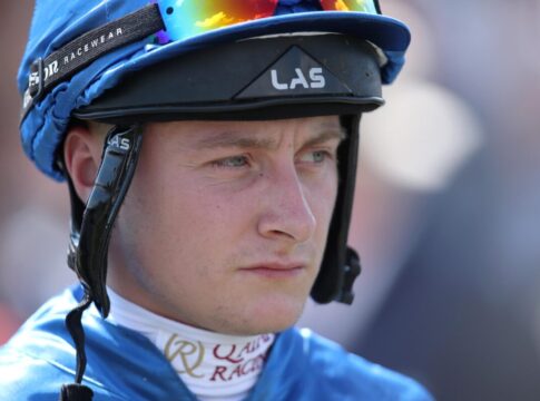 Cieren Fallon reitet Chiefland im Derby für Liberty Racing Gold Cieren Fallon vor dem Ritt auf Assistent