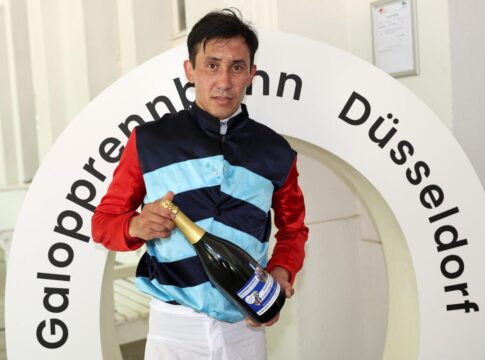 Bauyrzhan Murzabayev nach seinem 1000. Sieg als Jockey