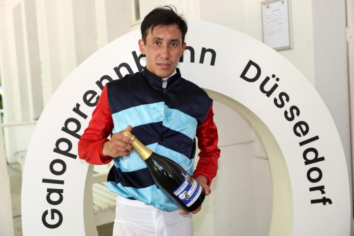 Bauyrzhan Murzabayev nach seinem 1000. Sieg als Jockey