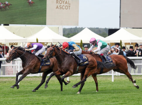 Earth Shot vor Johanna Walsh in Ascot - Beide haben eine Diana-Nennung Earth Shot (rote Kappe) gewinnt in Royal Ascot (galoppfoto.de)