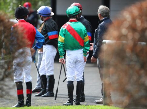 Jockeys stehen zusammen im Führring