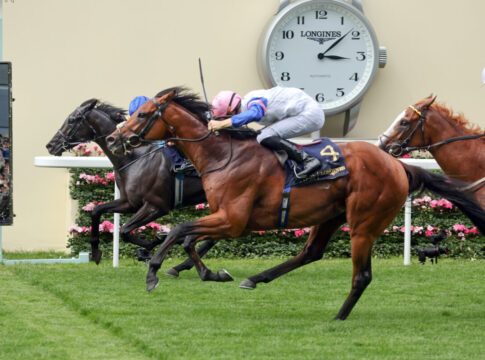 Limestone mit Dylan Browne McMonagle gewinnt die Queen's Vase knapp vor dem innen liegenden Del Maro (galoppfoto.de)