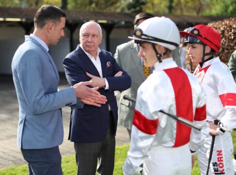 Ostermann hat seine Jockeys - Ittlingen mit einem Duo im Derby Marcel Weiß mit Manfred Ostermann (v.li.), rechts Sibylle Vogt