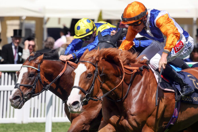 Royal Ascot, Ten Bob Tony (nearside) with Kieran Shoemark up wins the Queen Anne Stakes Ten Bob Tony gewinnt in Royal Ascot (galoppfoto.de)