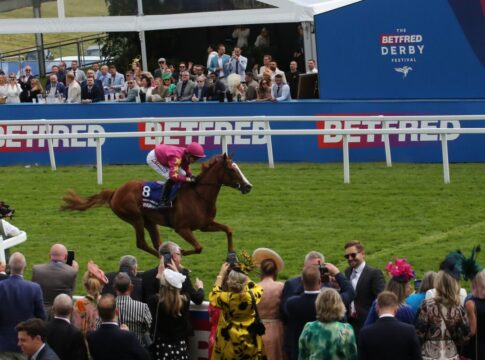 Thundering On hat Diana-Nennung, Ziele liegen aber wohl woanders Thundering On gewinnt die Epsom Oaks Foto: Hemke