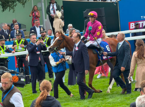Oaks-Sieg mit Wow-Faktor! Thundering On triumphiert in Epsom Thundering On nach dem Sieg in den Epsom Oaks Foto: Hemke
