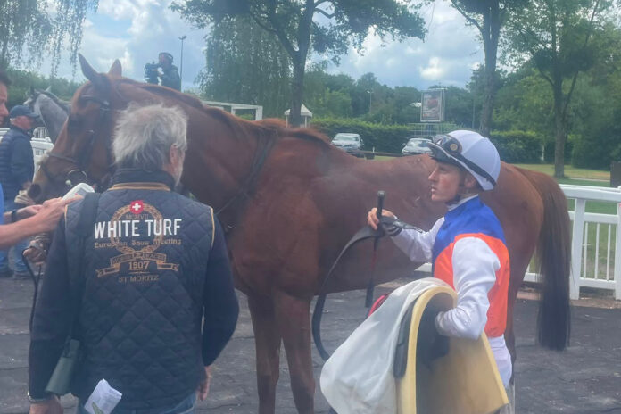 Vallando mit Trainer Manfred Weber und Jockey Martin Seidl (re.)