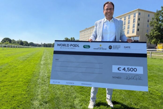 Thorsten Castle mit dem zu vergebenen Siegerscheck