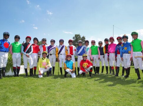 Er reitet einen der Top-Favoriten - Dieser Jockey hat die meiste Derby-Erfahrung Eduardo Pedroza (li.) reitet zum 22. Mal im Derby, Michael Cadeddu (li. kniend) reitet zum elften Mal
