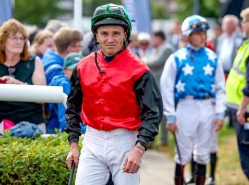 Wladimir Panov auf dem Weg zum Führring im IDEE 157. Deutsches Derby - Gr. 1