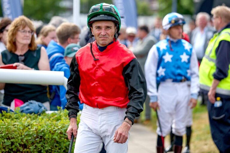 Wladimir Panov auf dem Weg zum Führring im IDEE 157. Deutsches Derby - Gr. 1