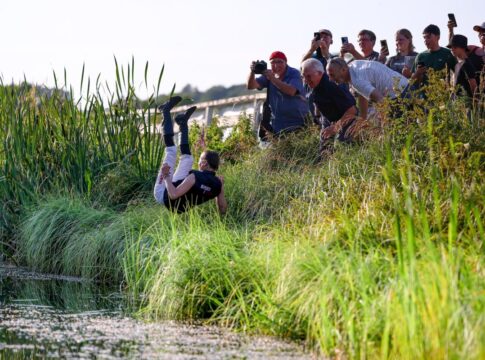 Sibylle Vogt wird in den See geworfen