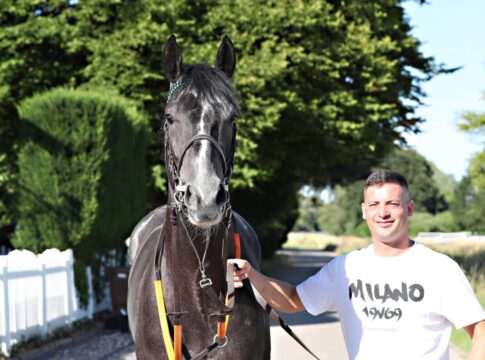 Giovanni Sias verletzt – Zwei Reiterwechsel stehen – Wer reitet Yacomo? Night Session - Schweizer Derby Sieger 2026 am 17.06.2026 im Rennstall Fabian Xaver Weißmeier in Iffezheim