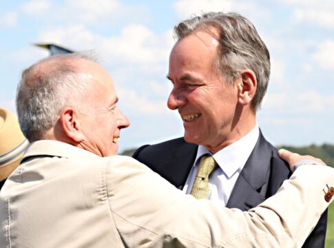 Gestütsleiter Stefan Ullrich und Dr. Andreas Jacobs (v.li.) freuen sich über den Diana-Sieg 2026