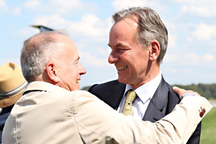 Gestütsleiter Stefan Ullrich und Dr. Andreas Jacobs (v.li.) freuen sich über den Diana-Sieg 2026