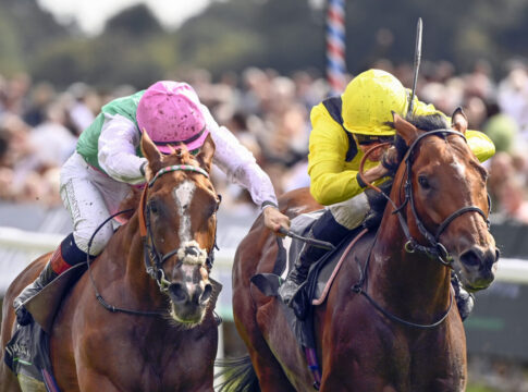 Item (li.) gewinnt die Juddmonte International Stakes Foto: Sorge
