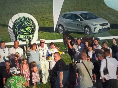 Mayers Youngster Fidalgo Bravo gewinnt in Bosnien Jutta Mayer mit dem Ehrenpreis nach dem Sieg von Fidalgo Bravo