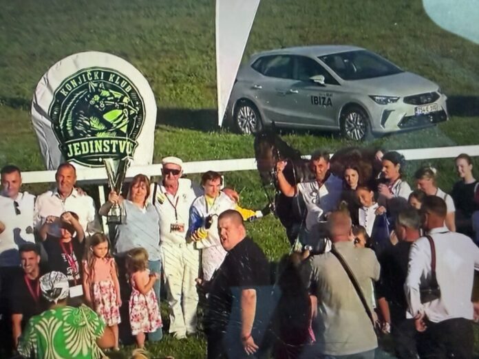 Jutta Mayer mit dem Ehrenpreis nach dem Sieg von Fidalgo Bravo