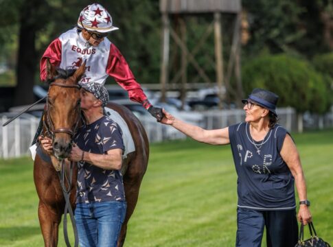 Amigo Charly für 20,7:1 für Sarka Schütz, Daring Fire-Serie gerissen Amigo Charly siegt unter Michaela Malacova