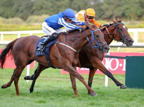 Die 70,3:1-Sensation: Matthias Kellers Atlantic Ways gewinnt Listenrennen Atlantic Ways (oranger Dress) siegt unter Martin Seidl im Coolmore Stud Baden-Baden Cup
