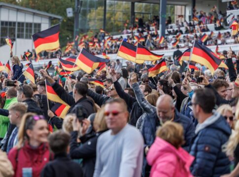 Zuschauer schwenken Deutschlandfahnen