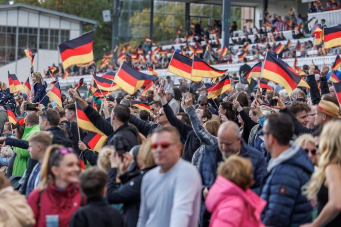 Zuschauer schwenken Deutschlandfahnen