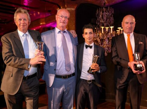 Dr. Jens Borchers zusammen mit Stephan Ahrens, Hakim Tabet und Trainer Christian Freiherr v. d. Recke