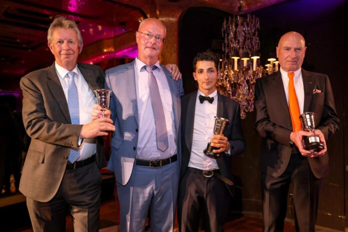 Dr. Jens Borchers zusammen mit Stephan Ahrens, Hakim Tabet und Trainer Christian Freiherr v. d. Recke