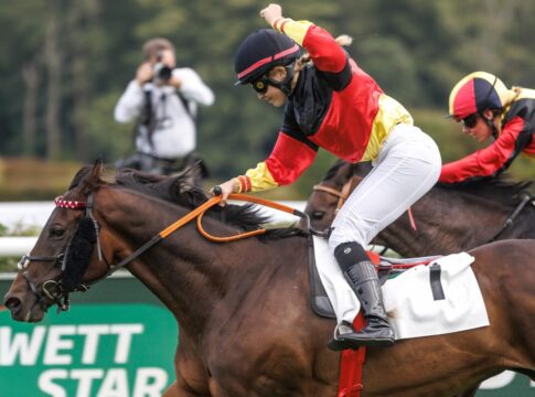 Cronauer im siebten Himmel – Sky Emperor gewinnt Fegentri-Rennen Sky Emperor siegt unter Nora Cronauer
