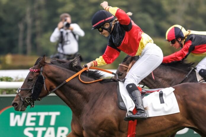 Sky Emperor siegt unter Nora Cronauer im Fegentri-Amateurrennen Sky Emperor siegt unter Nora Cronauer