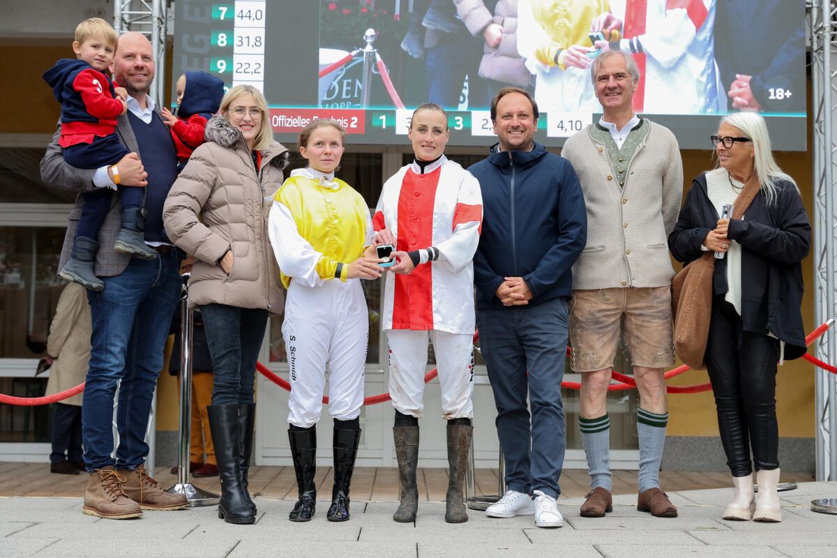 Sina Schmidt neben Sibylle Vogt bei der Ehrung Golden Horse Amazons Series 
