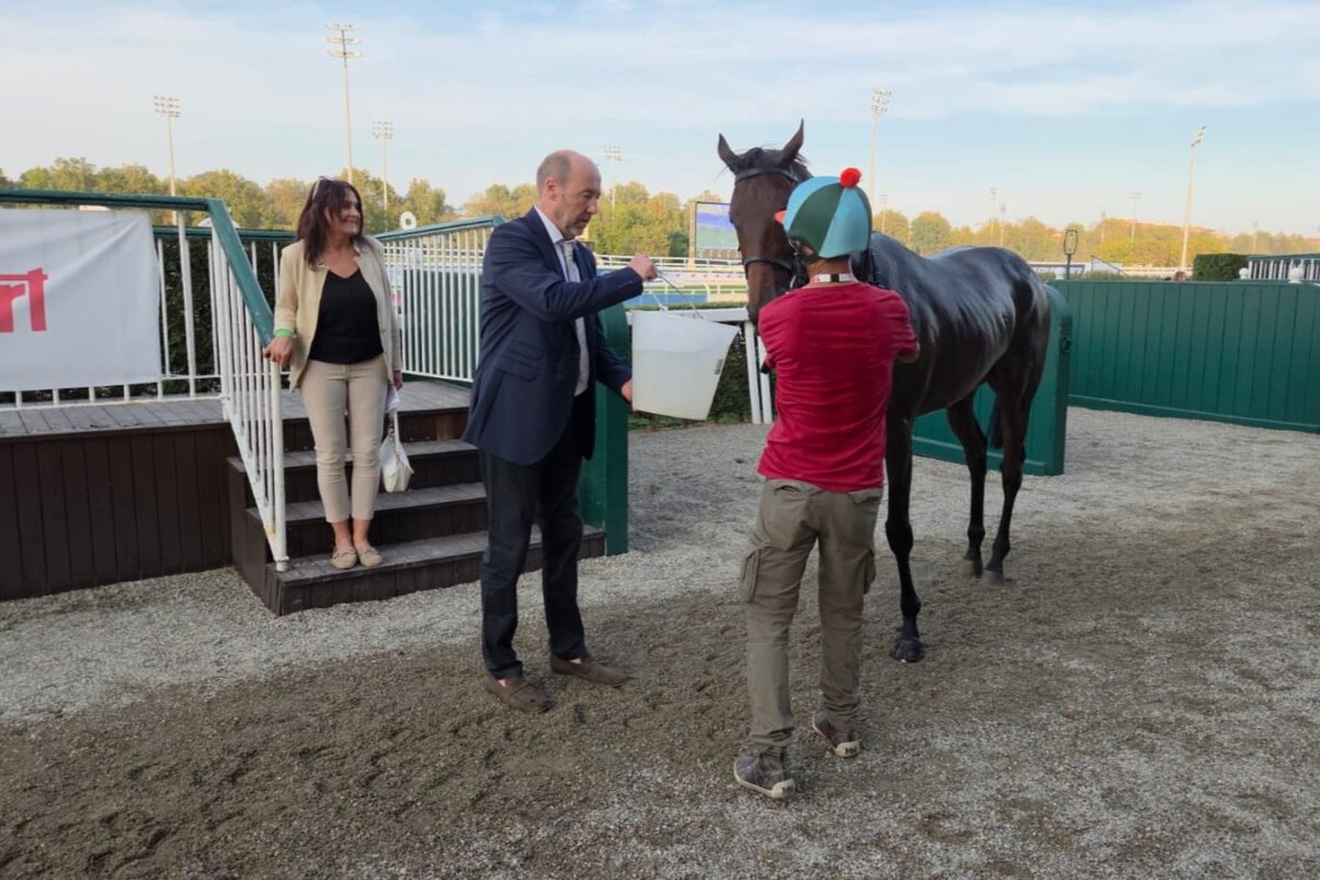 Stingay und Besitzer Günther Schmidt in Mailand nach dem Rennen
