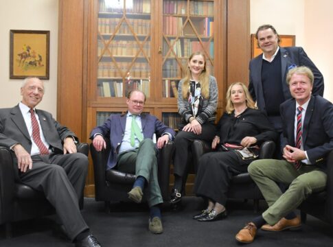 Der neu formierte Vorstand des Hamburger Renn-Club e.V.: v.l. Dr. Thomas Dreyer, Claas Schmidt, die erste Vorsitzende Catharina Wind, Sabine Hilgenstock-Steinbiß, Olaf Steinbiß und Wulf Mehlert. (Foto: brueske-medien.de)