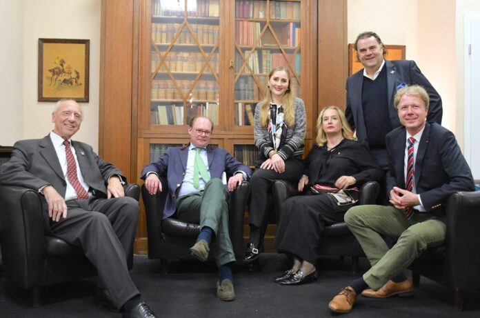 Der neu formierte Vorstand des Hamburger Renn-Club e.V.: v.l. Dr. Thomas Dreyer, Claas Schmidt, die erste Vorsitzende Catharina Wind, Sabine Hilgenstock-Steinbiß, Olaf Steinbiß und Wulf Mehlert. (Foto: brueske-medien.de)