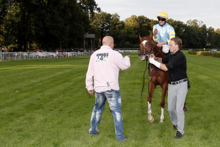 Al Queena sorgt für ein passendes Geburtstagsgeschenk