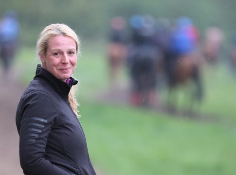 Derby-Starter für das Fürstenberg-Rennen nachgenannt Trainerin Yasmin Almenräder